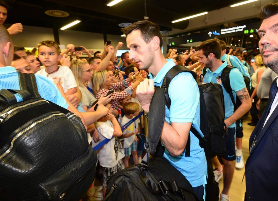 Tisuće ljudi dočekale 'vatrene'! Navijači skandirali Anti Čačiću