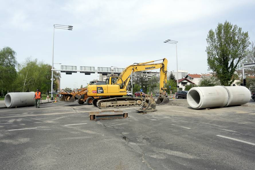 'Ne mislim da rupu otkopavaju jer su zaboravili cijevi, ali...'