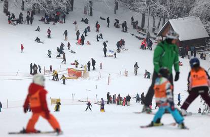 Svi žele na Sljeme! Za Žičaru opet dugi redovi, cesta se zbog gužve morala zatvoriti...