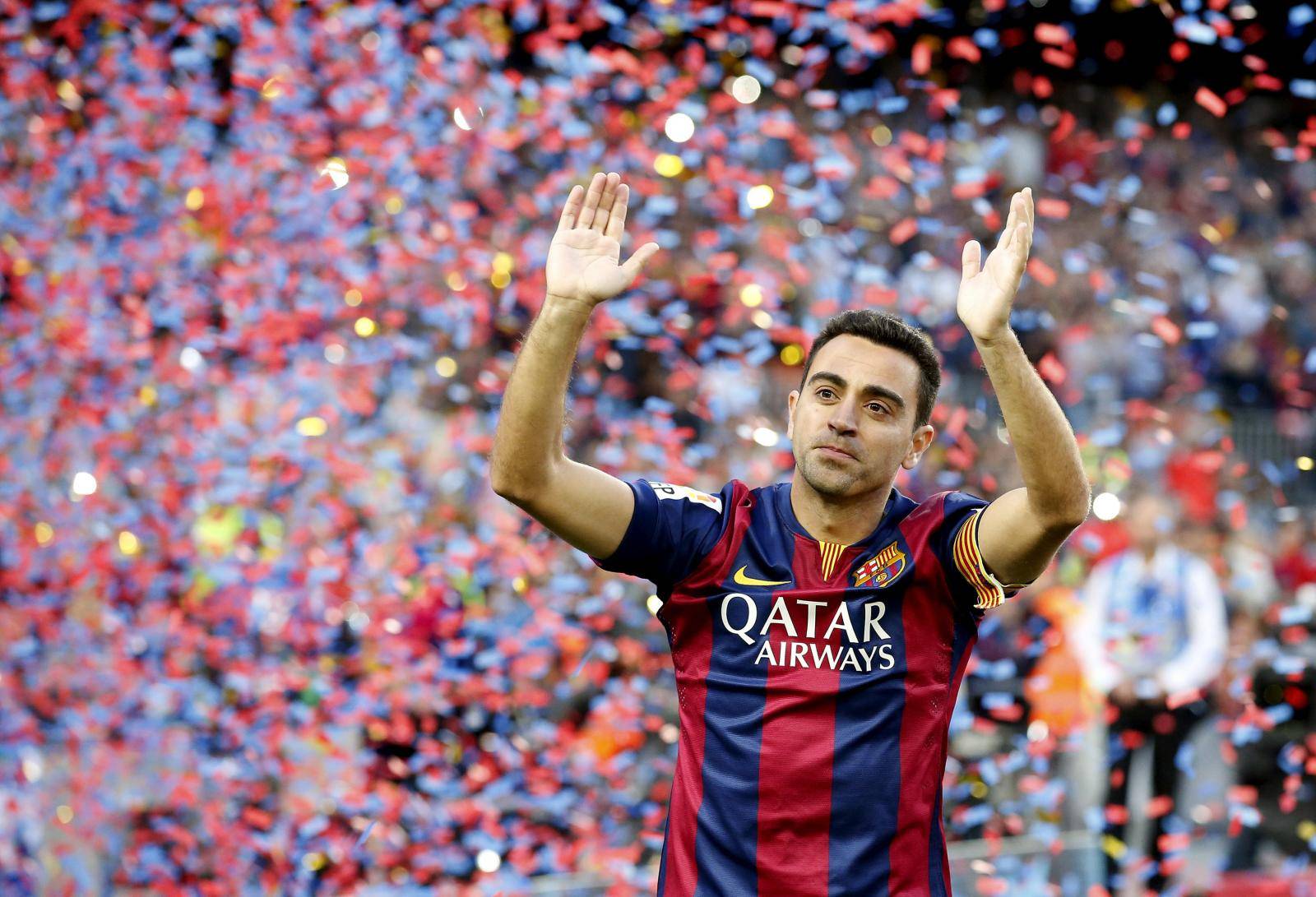 FILE PHOTO: Barcelona's Xavi Hernandez waves to supporters after their Spanish first division soccer match against Deportivo de la Coruna at Camp Nou stadium in Barcelona