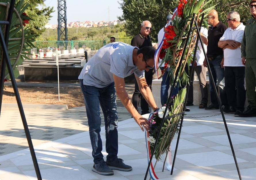 Šibenik: Položeni vijenci i zapaljene svije?e povodom obljetnice Oluje