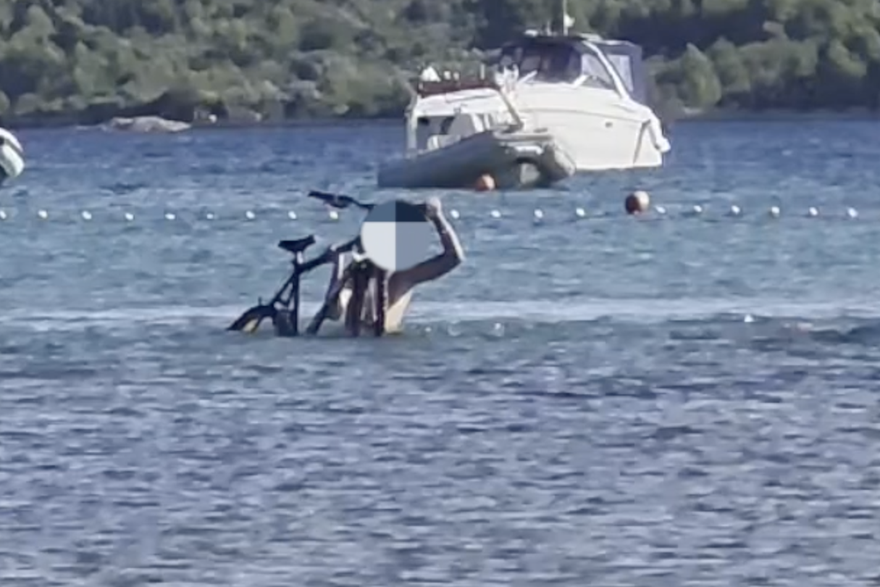 U Vodicama plivao s biciklom: 'Htio je oti&cacute;i do Prvi&cacute;a s njim'