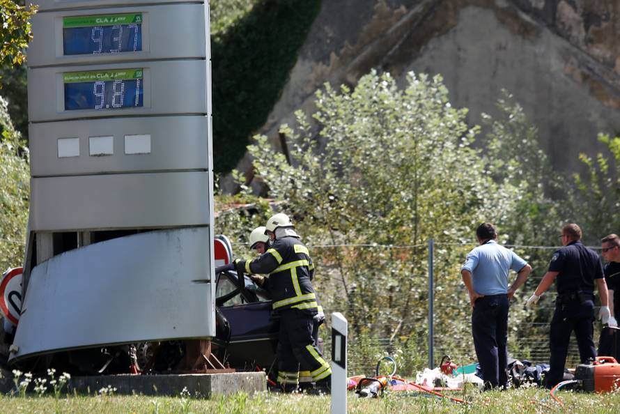 Vozač poginuo na mjestu: Auto izletio s ceste i zabio se u stup