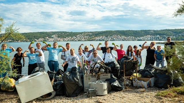 Zagađena ljudskim nemarom: Mladi volonteri s trogirske plaže prikupili 1,2 tone otpada!