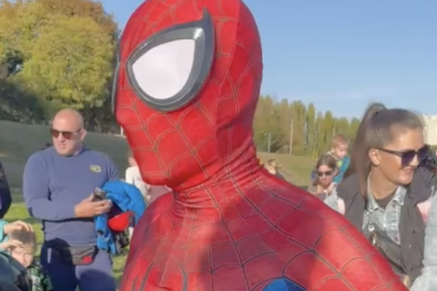 Maximilian Bindernagel Vujnovi&cacute; - Spiderman zabavlja djecu kod Hendrixovog mosta