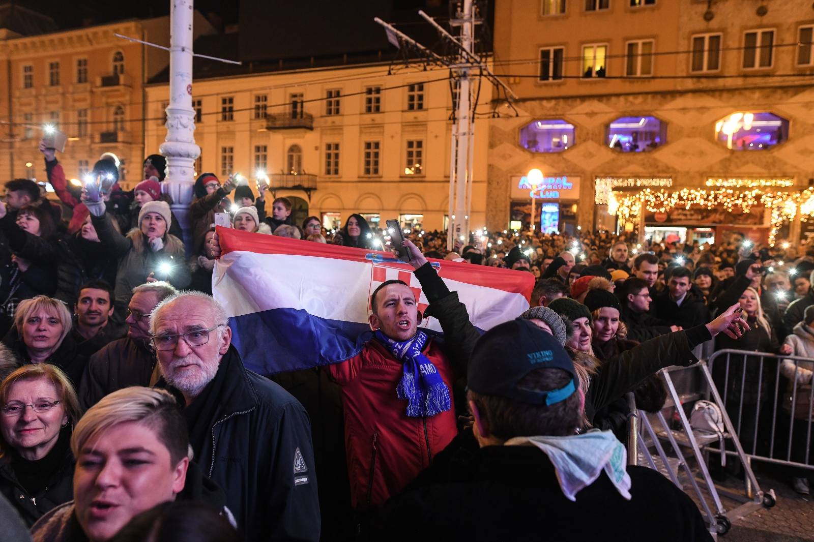 Pogledajte kako su građani na trgovima dočekali Novu godinu