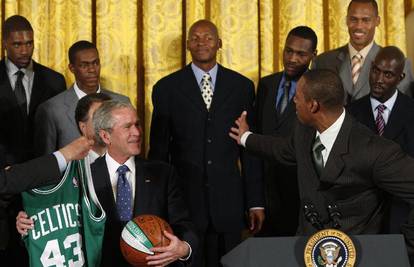 Celticsi poklonili Georgeu Bushu dres s brojem 43