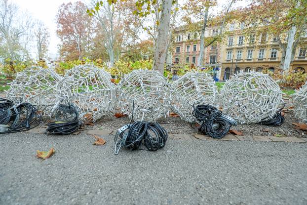 Zagreb: Zasvjetlile prve adventske lampice u parku Zrinjevac