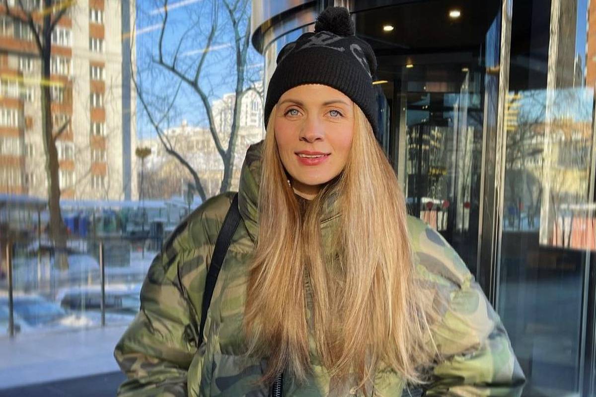 Maskirna jakna inspirirana stilom popluna uz kratku suknju
