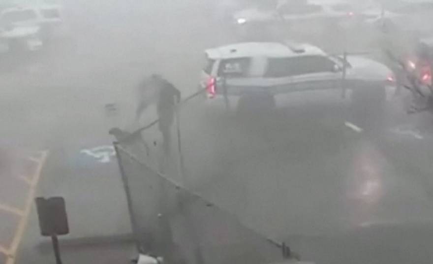 Ni tornado ga ne može zaustaviti: Policajac je spasio svog psa za vrijeme snažne oluje