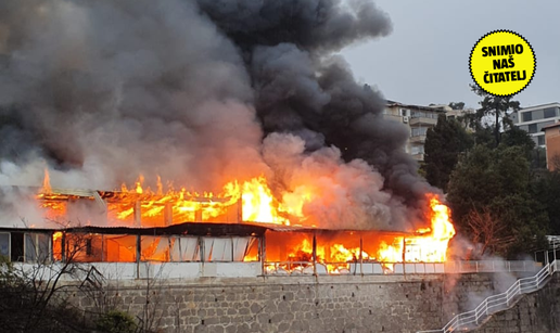 VIDEO Veliki požar u Voloskom: Vatra progutala bivši restoran Amfora, vatrogasci na terenu