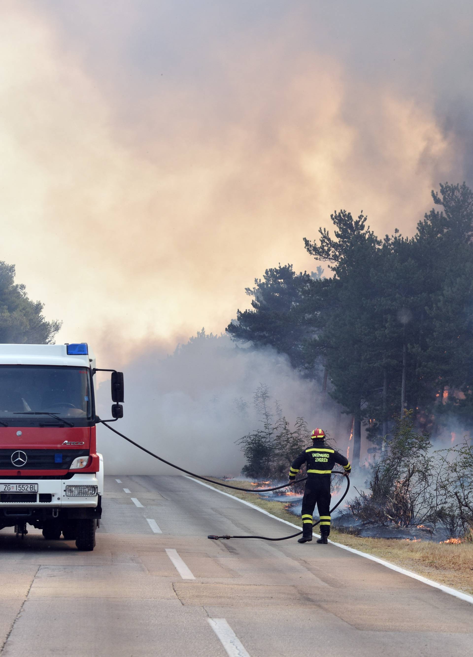 Zapalio travu uz prugu: Nisu mogli ugasiti vatru pa pobjegli