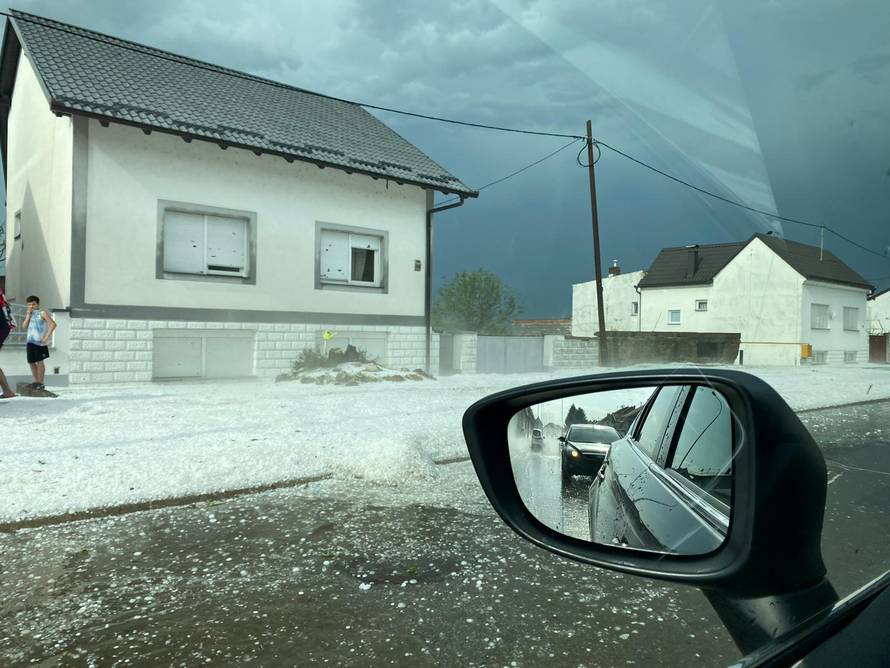 Vjetar nosio crjepove, tuča je oštetila automobile: 'Čula se kao pucnjevi, prestrašili smo se'
