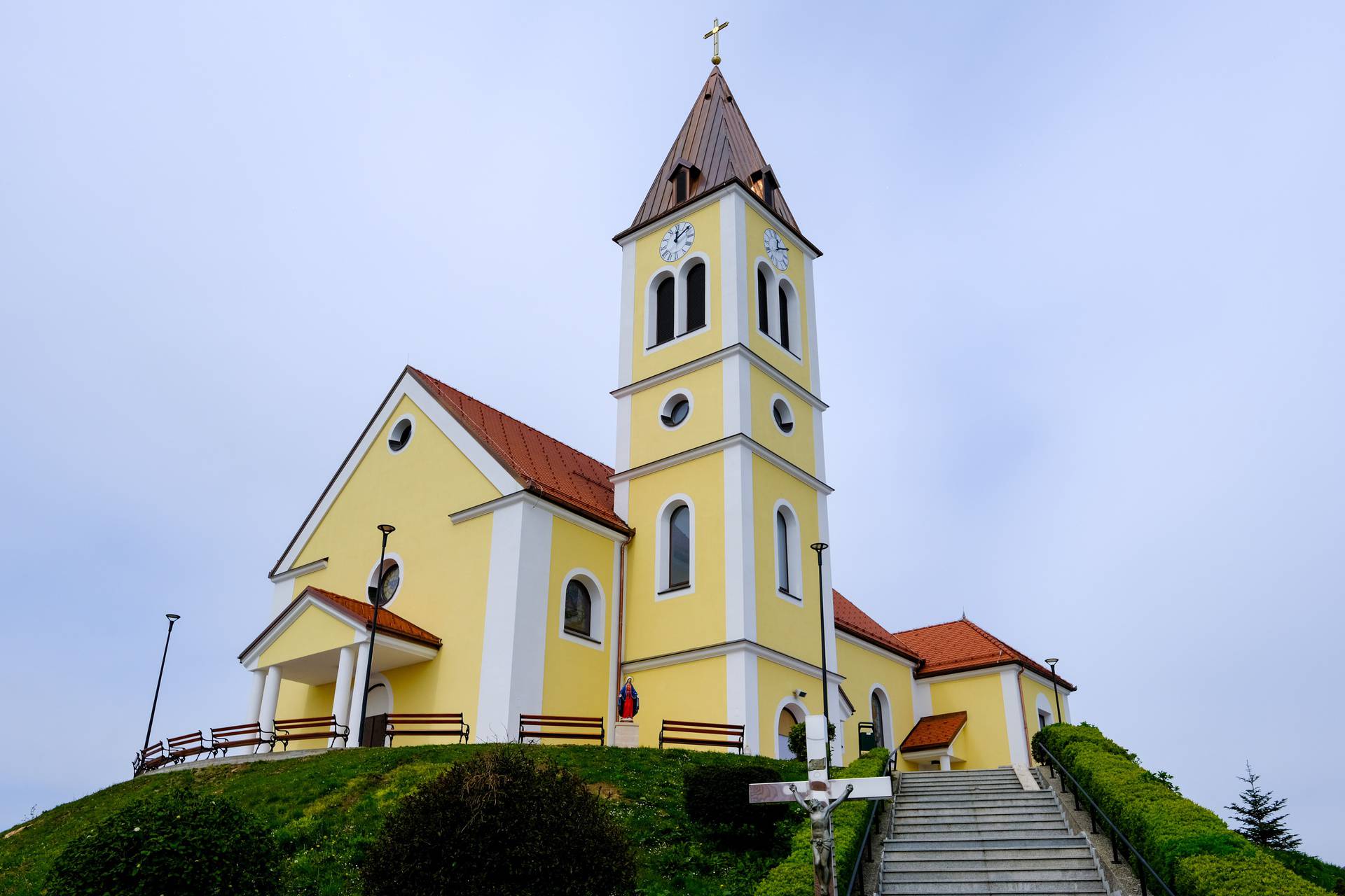 Obnovljena crkva u Kravarskom