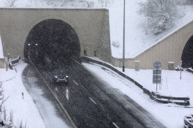 Delnice: Snijeg i jak vjetar otežavaju promet