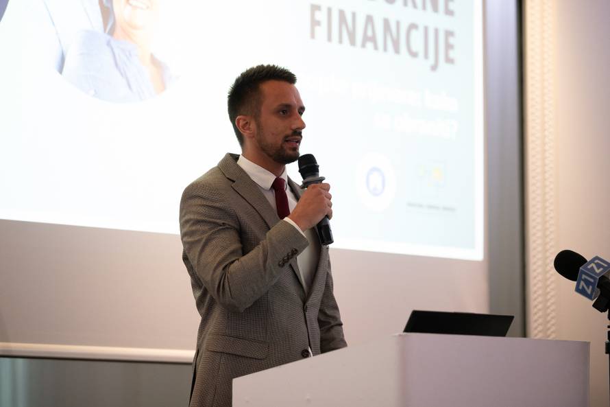 Znanje kao prva linija obrane: Umirovljenici uče kako sigurnije upravljati financijama