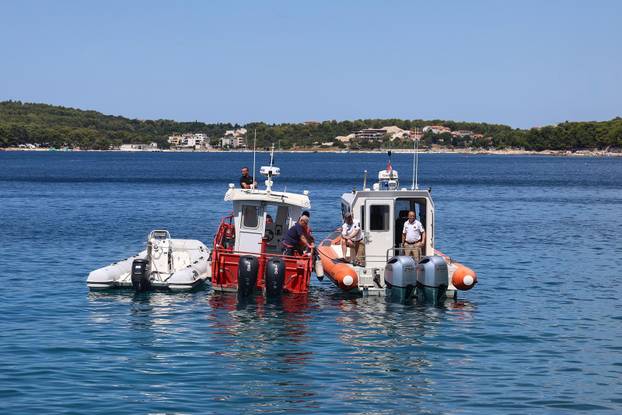 Pula: Kamion za smeće tvrtke Herculanea otklizao u more na Zlatnim stijenama