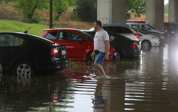 Karlovac: Obilna kiša uzrokovala probleme u prometu