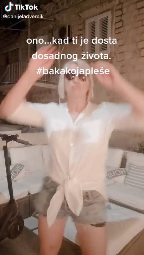 Danijela objavila video u vrućim hlačicama: 'Baka koja pleše'