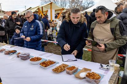 Čvarakfest u Baranji: 5000 ljudi u gužvi, 'planuli' čvarci od 30 €