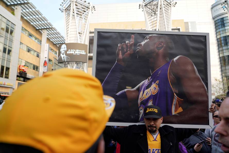 Rijeke navijača odaju počast Kobeju ispred njegova Staplesa