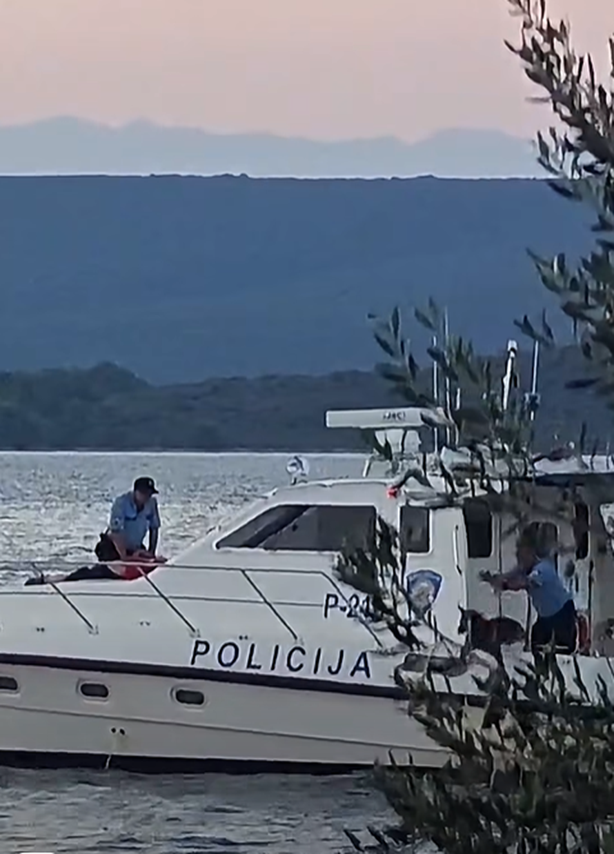 Širi se snimka na kojoj policajac s broda baca psa u more! Evo što kažu: 'Samo smo ga pustili'