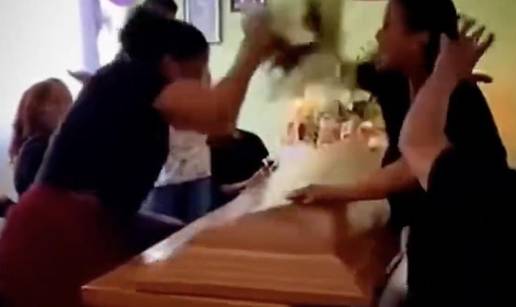 MAKLJA&Zcaron;A &Zcaron;ene se potukle kraj lijesa: 'On je bio moj! Tko si ti?'