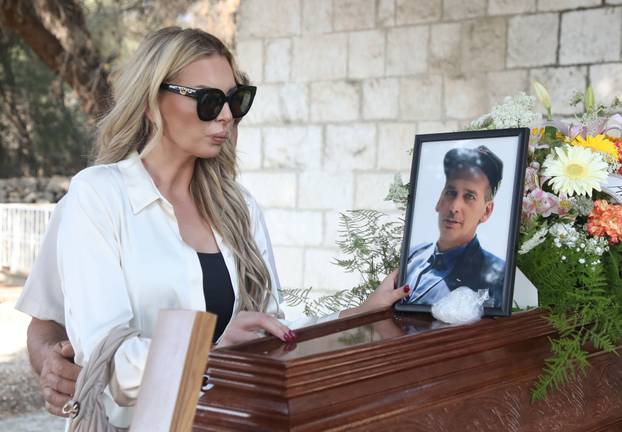 Rogoznica:Posljednji ispraæaj Ivice Karabatiæa, oca Ave Karabatiæ. 