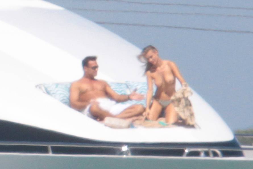 Reality zvijezda u toplesu voli mokre i seksi igrice na jahti