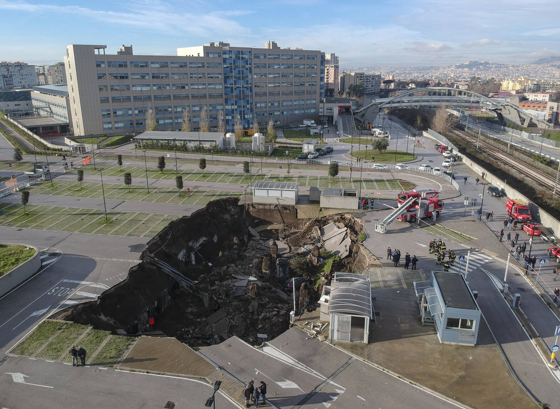 Naples, a huge chasm this morning in the parking area of the Ospedale del Mare in Ponticelli, the Covid residence was evacuated.