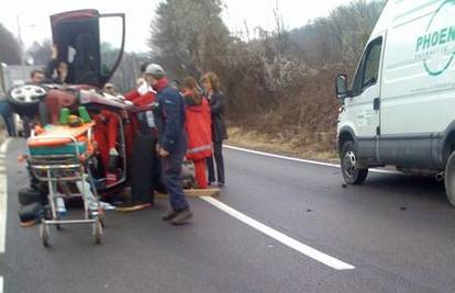 Prešao u suprotan smjer pa auto završio na boku