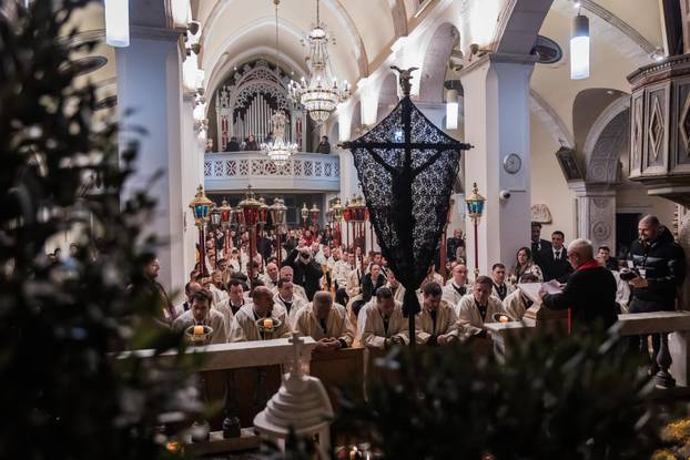 Jelsa: Ispraćaj jelšanskog križa i početak procesije "Za križen"
