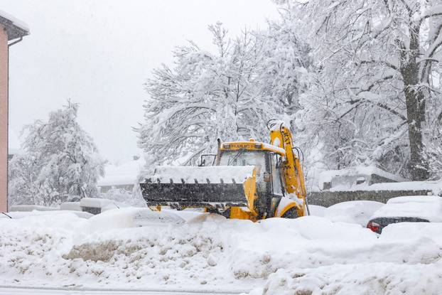 Gospić: Zametene ceste tijekom nevremena