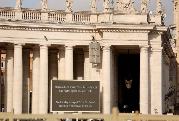 Rim: Brojni vjernici na Trgu sv. Petra čekaju procesiju s tijelom pape Franje