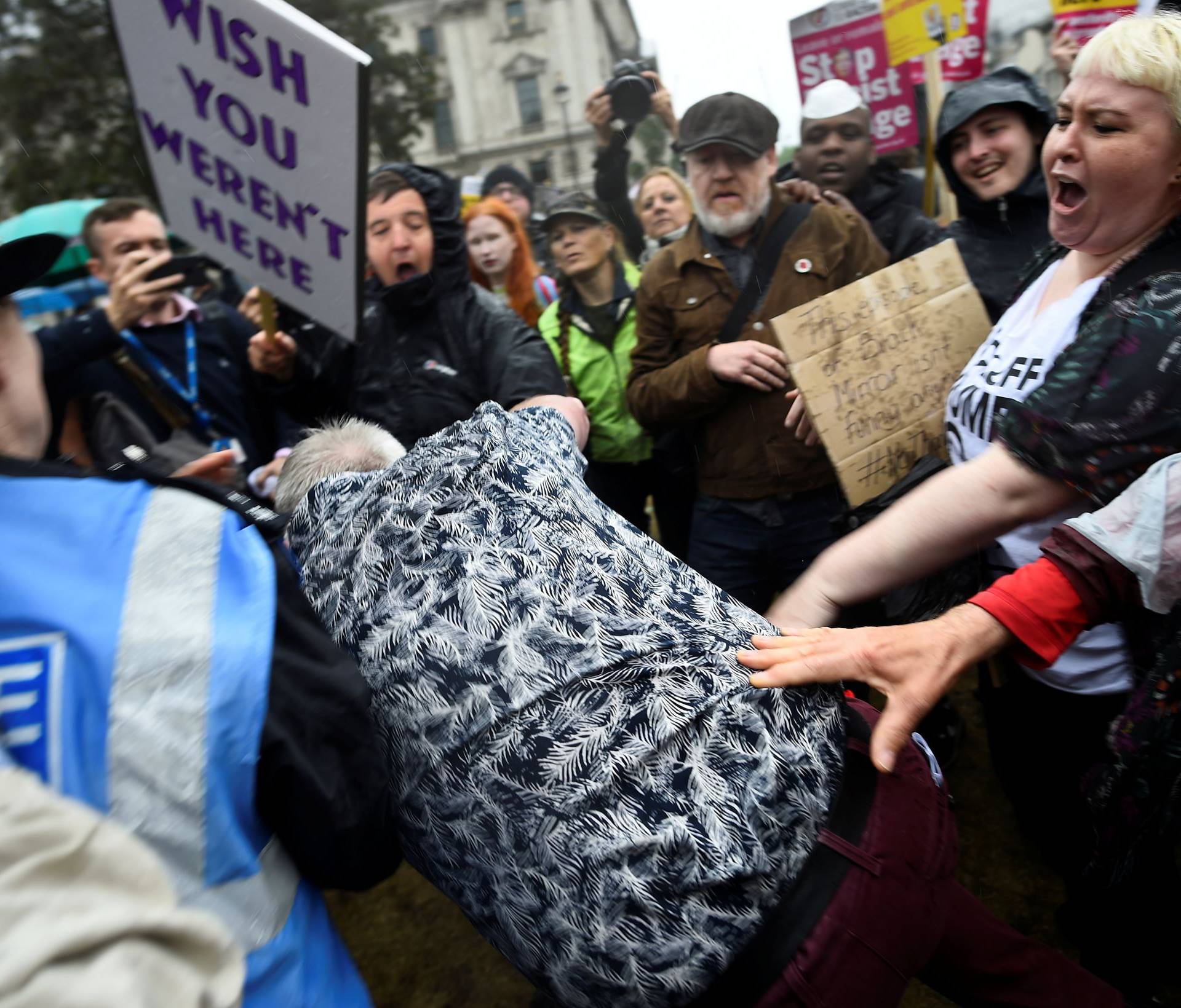 Video: Bijesna rulja u Londonu prebila je Trumpove poklonike