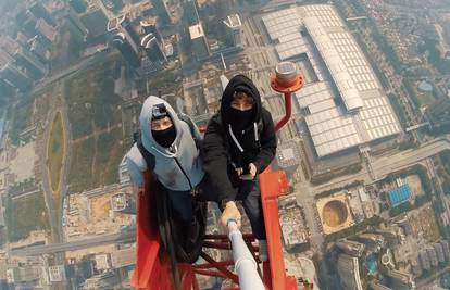 Golim su se rukama popeli na neboder za najluđi selfie ikada