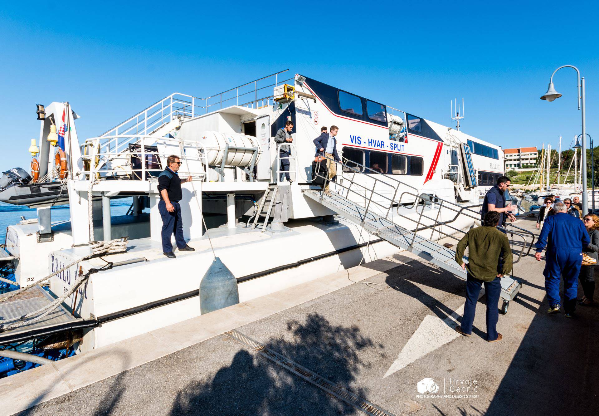 Višani blokirali katamaran, u liniju uvrštena i Milna na Braču