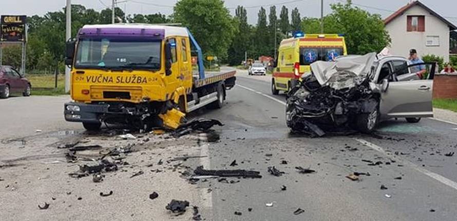 Frontalni sudar auta i kamiona, vozač auta je teško ozlijeđen