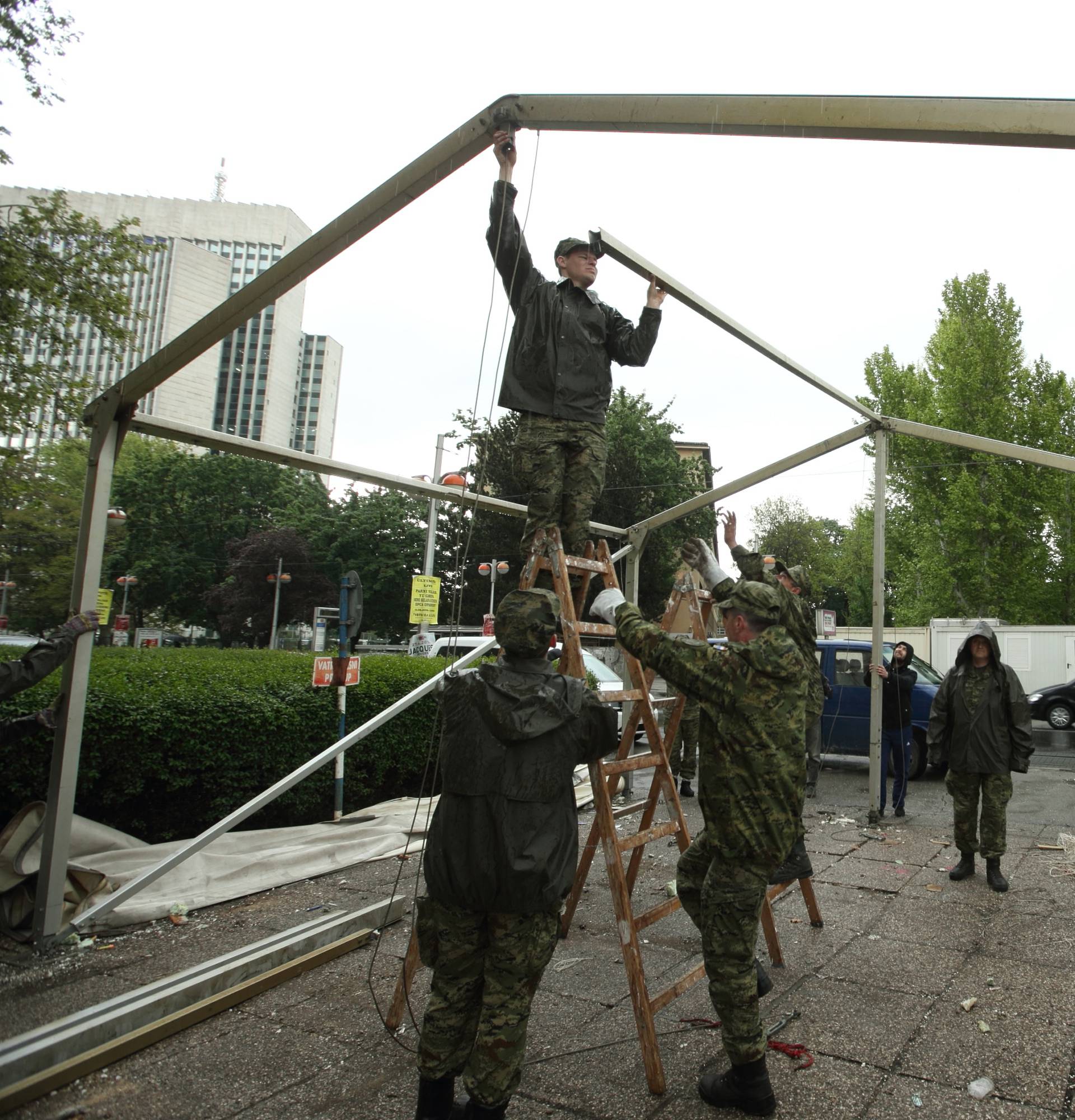 Pomaže im i vojska: Počelo je demontiranje šatora u Savskoj