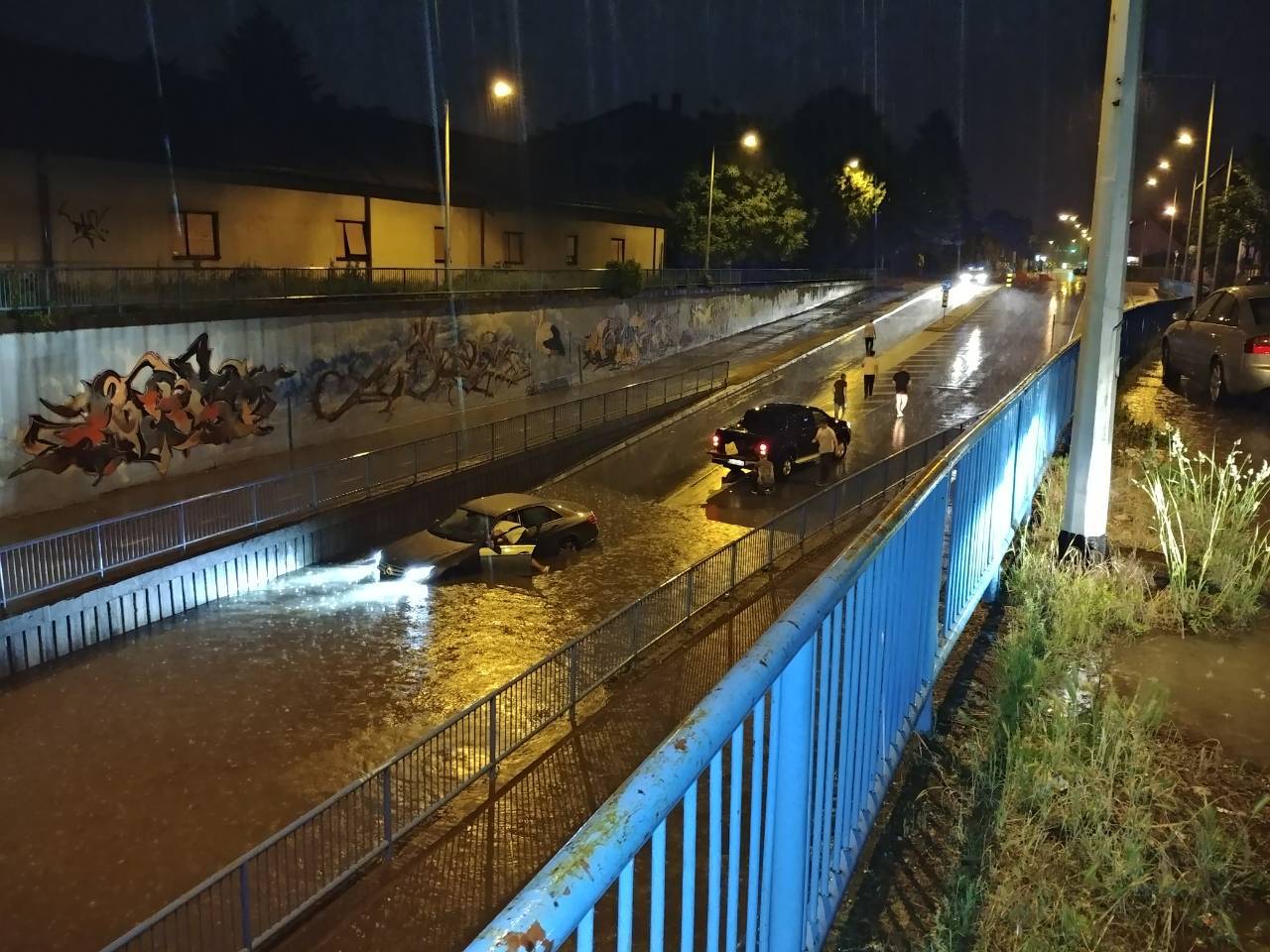 Olujno nevrijeme u Slavonskom Brodu: Zapeli u podvožnjaku