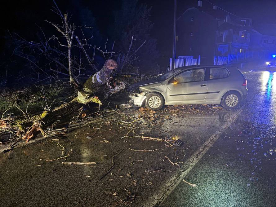 FOTO Dvoje teško ozlijeđenih u olujnom nevremenu u Zagrebu i okolici, među njima je i dijete