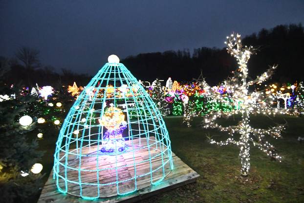 Magično Božićno blagdansko imanje obitelji Salaj zabljesnulo je u punom sajaju