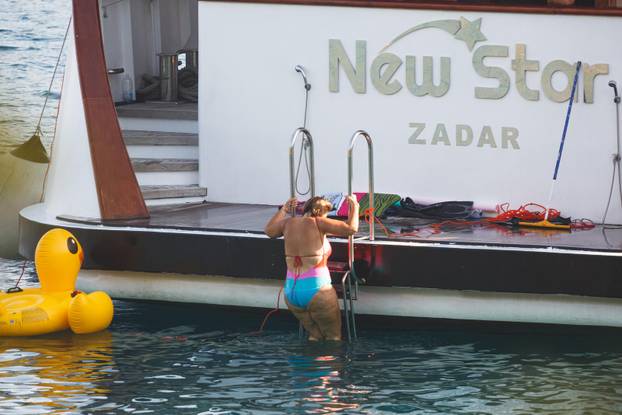 Vela Luka: Iva Todorić na kupanju 