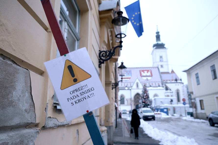 Zagreb: Porast temperature donosi i opasnost od pada snijega s krovova