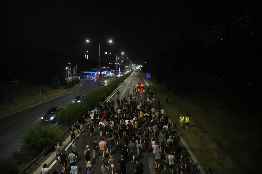 Beograd: Prosvjed pod geslom "Nismo mi vreće za udaranje", nakon sto je policija je sinoć upotrijebila prekomjernu silu nad građanima