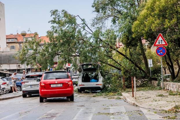 Nevrijeme poharalo Split, vatrogasci imaju pune ruke posla