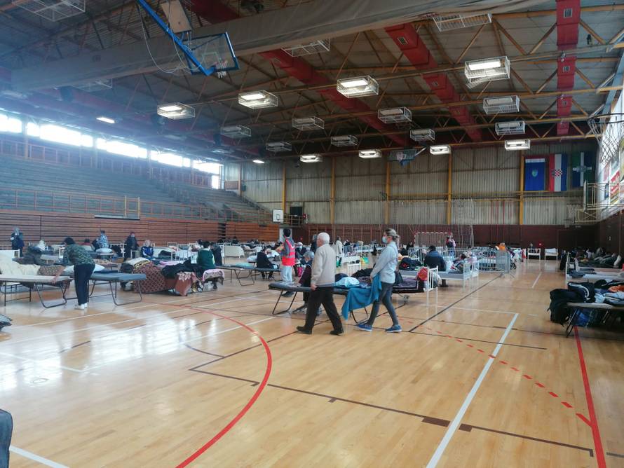 Četveročlana obitelj: Ovdje nam ništa ne nedostaje, s nama je i pas. U stanove se bojimo vratiti