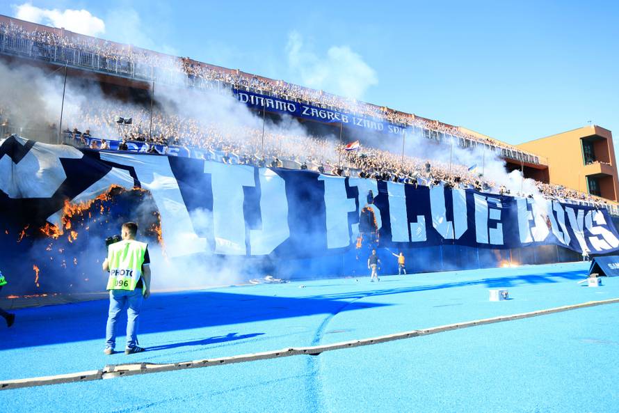 Torcida zapalila veliki transparent Bad Blue Boysima