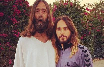 Tko više sliči Isusu, Jared Leto ili imitator koji stoji uz njega?