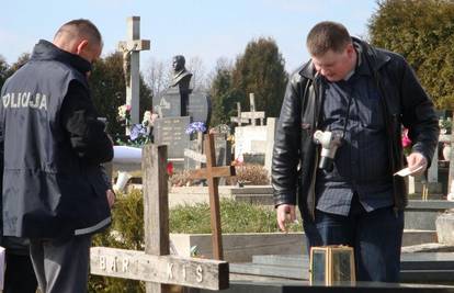 Vandali uništili kip Majke Božje i okrenuli križeve